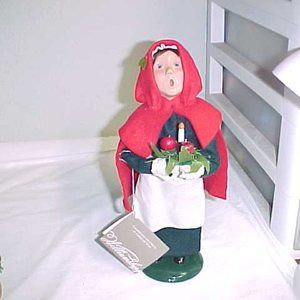 BYERS’S CHOICE Williamsburg Christmas Caroler with Apples and Candle Wreath 2006